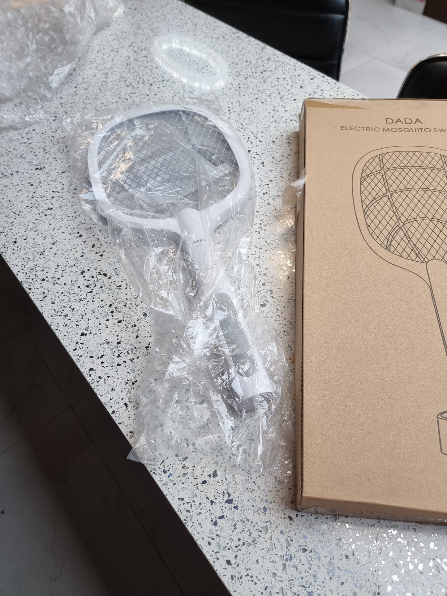 Raqueta Pro Electrica Mata Mosquitos Moscas Plus Con Base